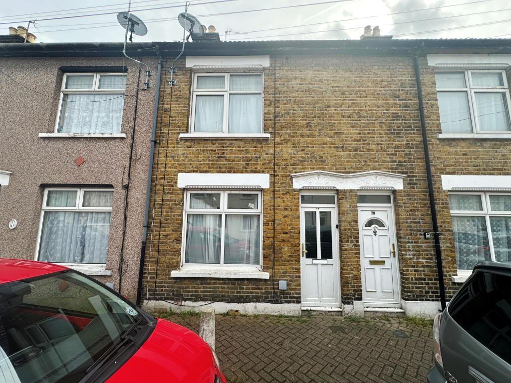 Lot: 59 - THREE-BEDROOM MID-TERRACE HOUSE FOR INVESTMENT - Mid terrace house